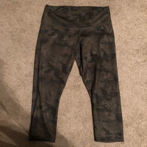 Lululemon camo crops as 8